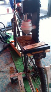 Per Rad betriebene Kaffeemühle