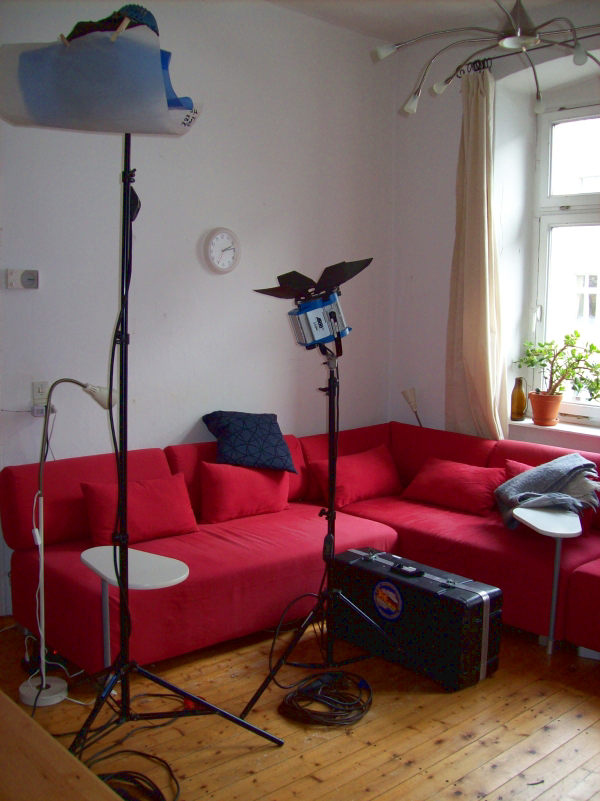 Polylux-Scheinwerfer vor leerem Sofa